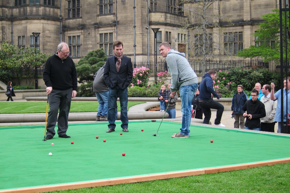 Stephen Hendry about to miss a putt